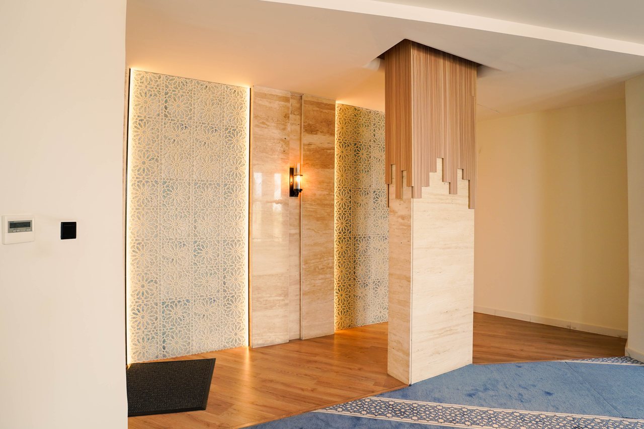 Threshold between the lobby and the prayer hall