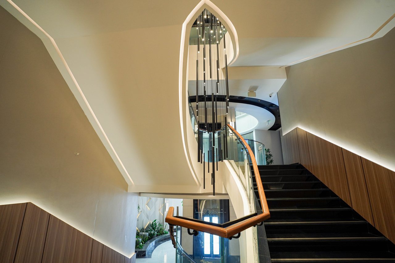 Sculptural soffit folding over the Business Square feature staircase